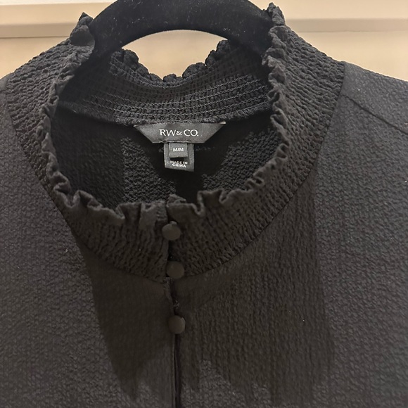 Size M. Black long sleeved blouse with cute detail on shoulders and cuff. - Picture 5 of 5